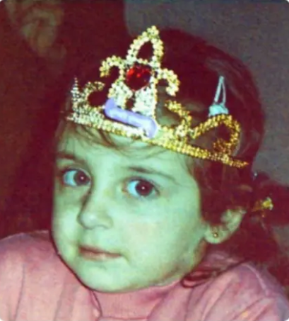 Anto de chica con corona